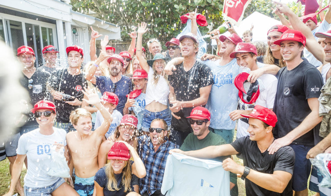 John John Florence célèbre son titre de champion du monde de surf 2017 dans son jardin à Hawaii