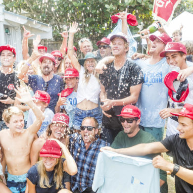 John John Florence célèbre son titre de champion du monde de surf 2017 dans son jardin à Hawaii