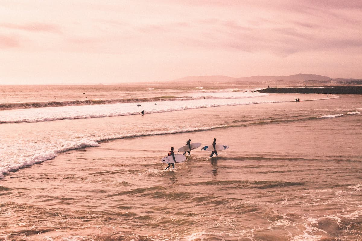 Groupe de surfeurs sur une plage