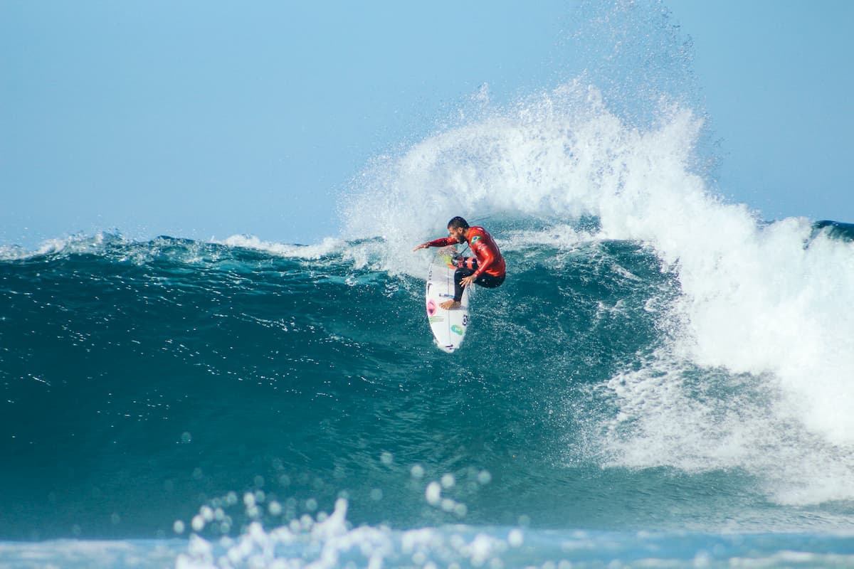 Surfeur professionnel effectuant une manoeuvre de haut niveau